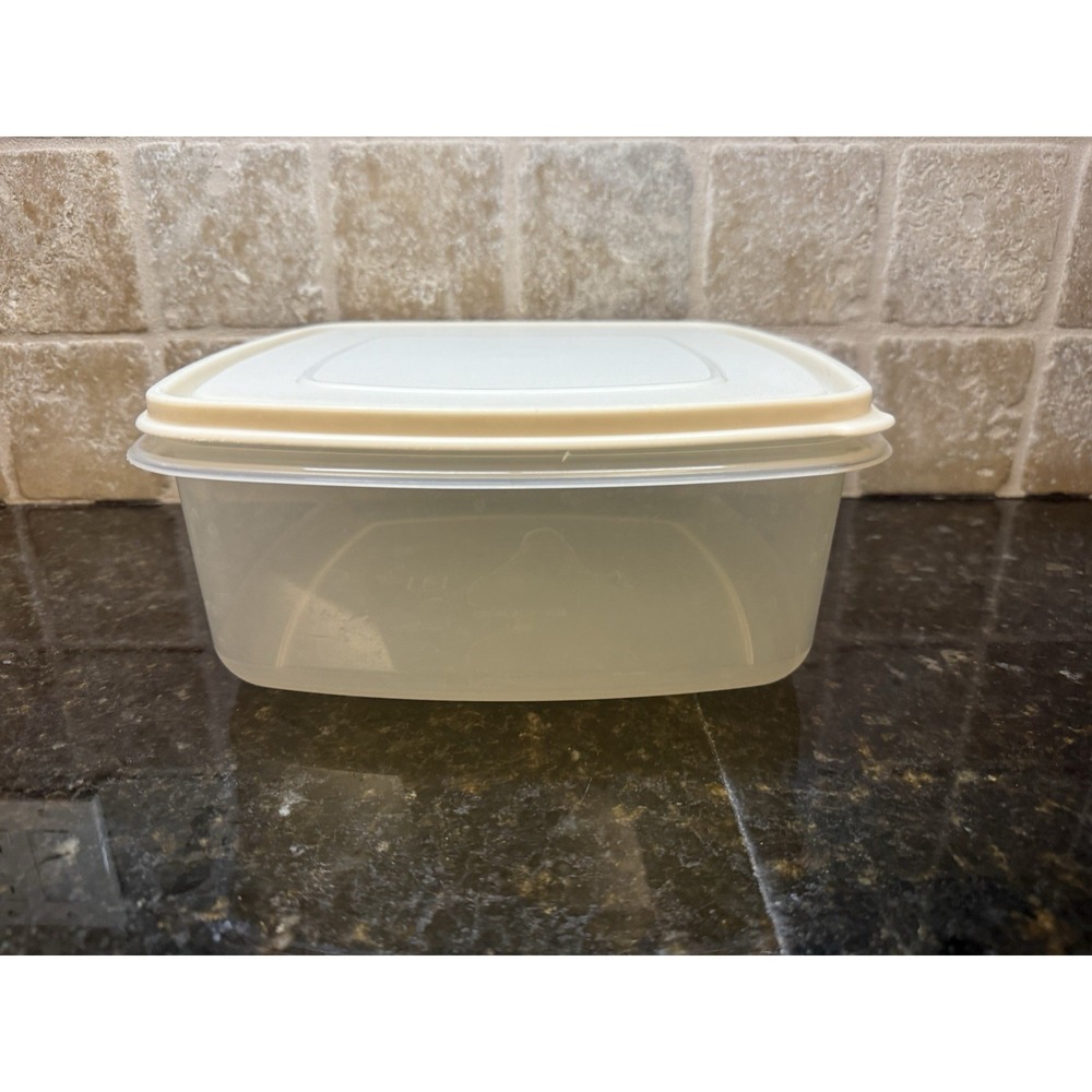 VTG Rubbermaid Servin Saver #4 Container Clear Almond Lid 19 Cups